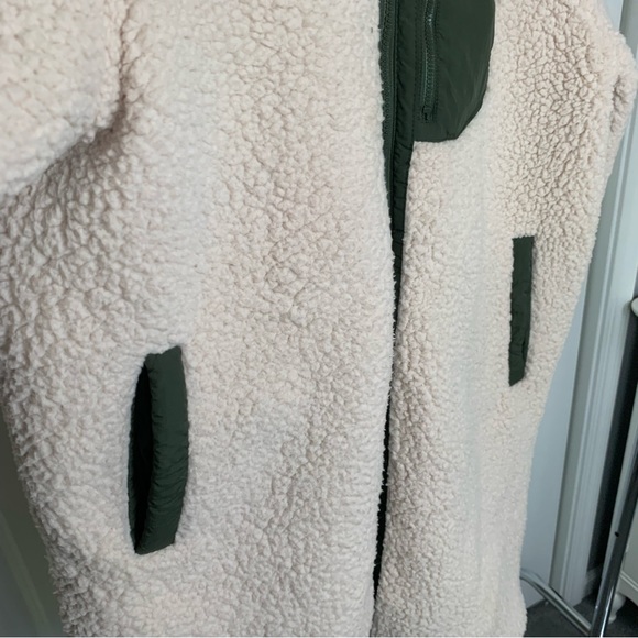 Reversible Green/Fleece jacket. - Picture 10 of 11